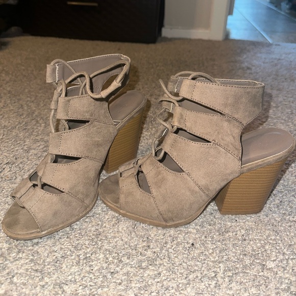 Tan lace-up heels, women’s size 8 - Picture 3 of 3